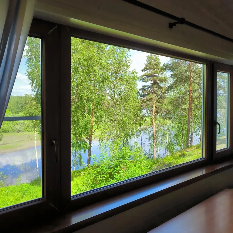 Дом на скале с видом на озеро