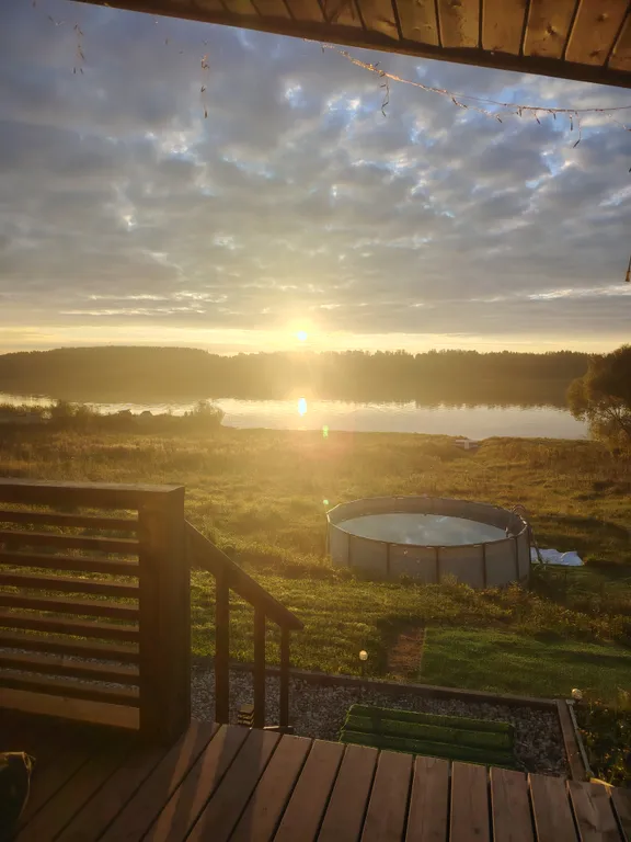 Уютный дом с баней и бассейном на берегу реки Волхов