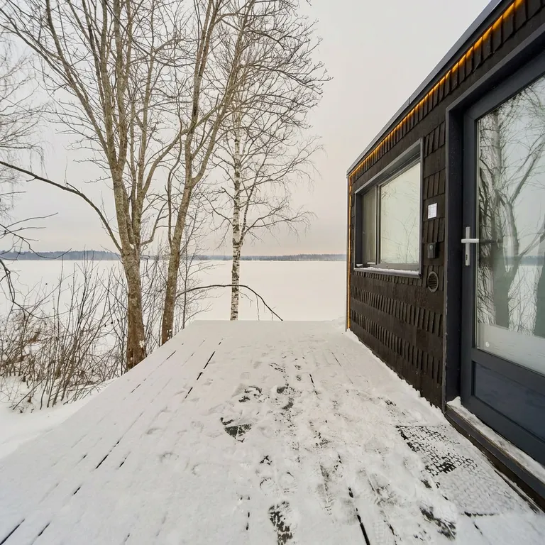 Домик на 2 с окном в потолке прямо на берегу