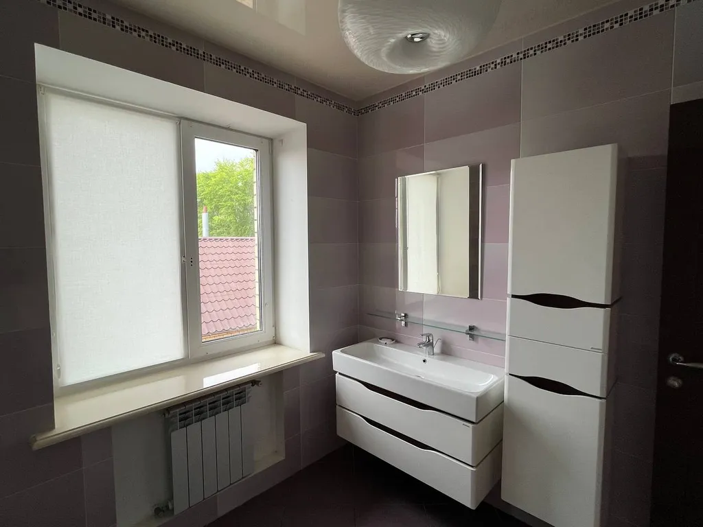 Коттедж и деревянная баня с большой комнатой отдыха