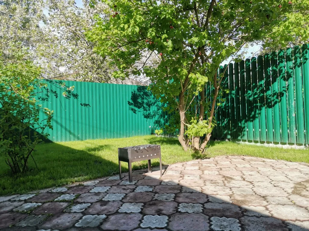 Уютный уголок с небольшой зоной для отдыха и машиноместом