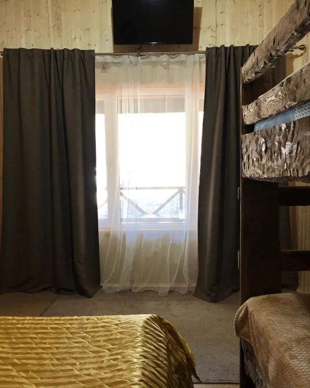 Коттедж Отделенный деревьями от других новый дом с полноценной кухней — Архыз