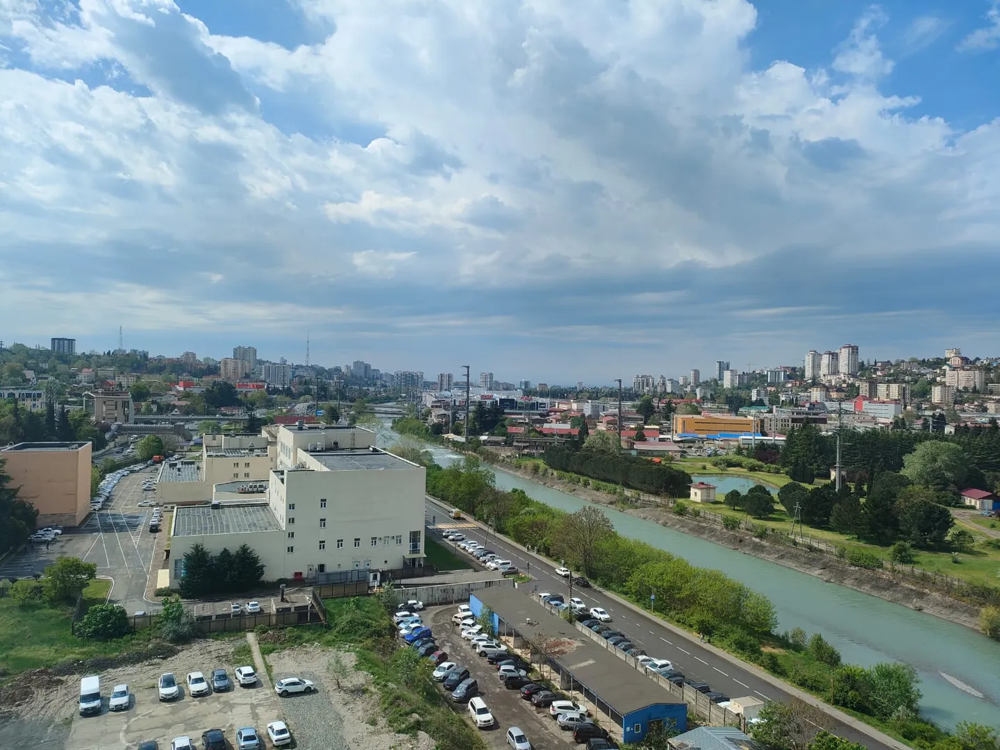 Панорамный вид из окна на город
