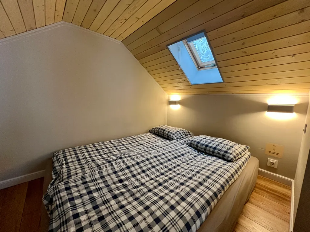 Зеленый домик в поле