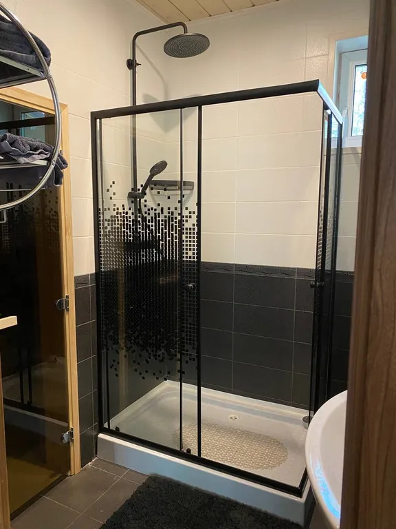 Комфортабельный коттедж с сауной на берегу водоема