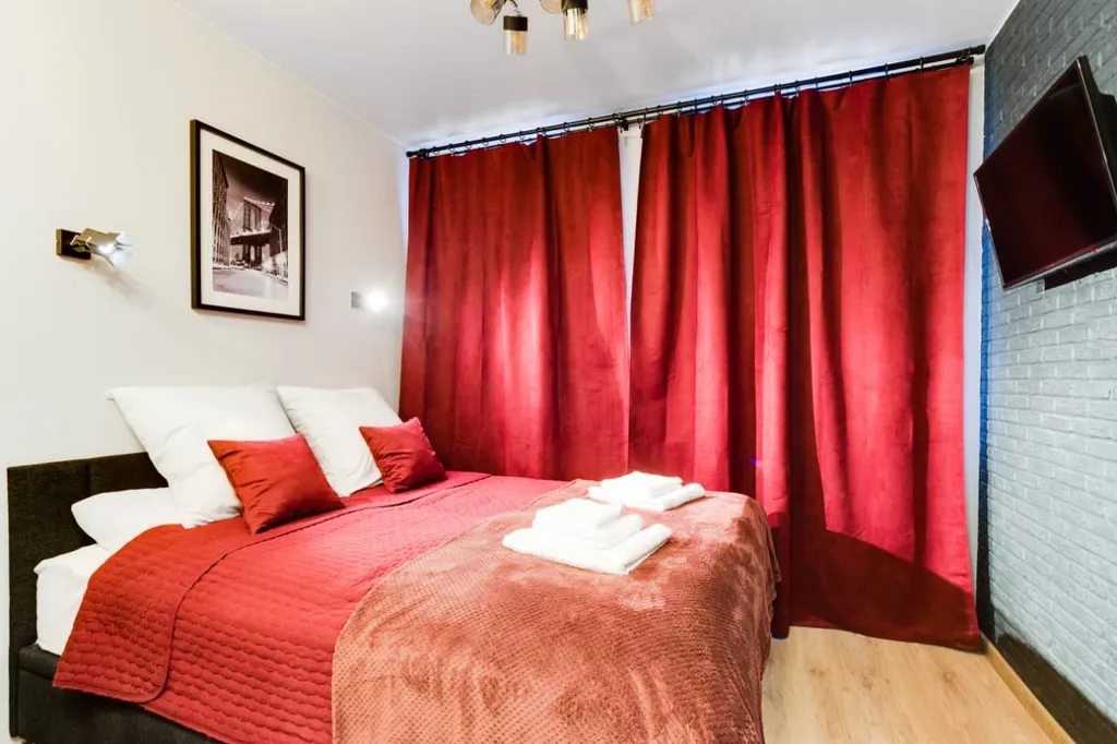 Студия в красном рядом с Мегой