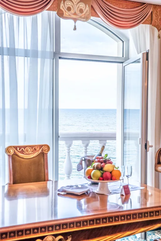 Президентский люкс 2х комнатный номер с видом на море и балконом