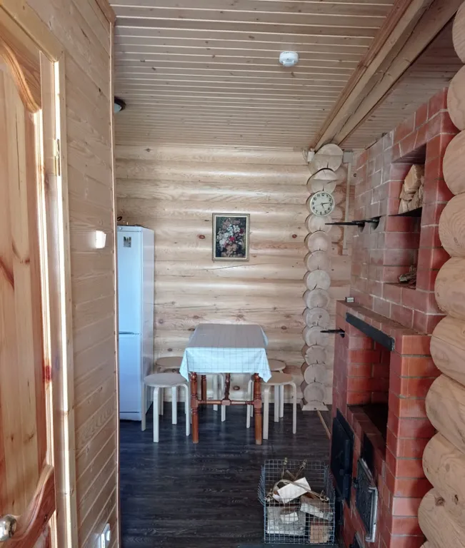 Деревянный дом с камином, баней и чаном на берегу Меличуярви у леса