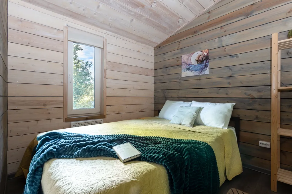 Деревянный дом у озера Кипень