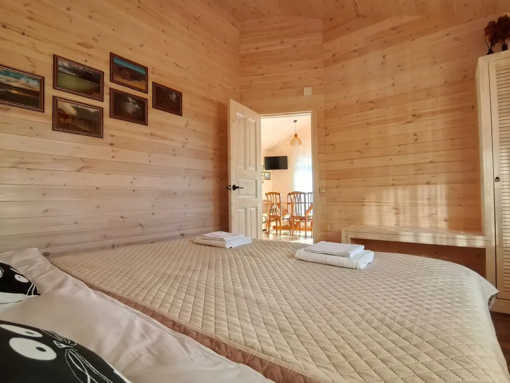 Уютный дом у озера Манжерок