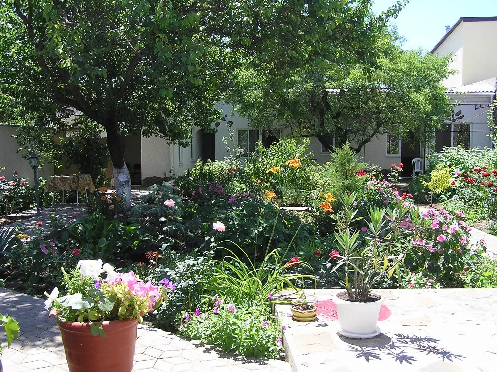 Коттедж Дом в большом красивом закрытом дворе под ключ — аренда посуточно в Евпатория