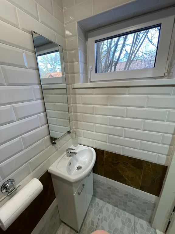 Домик на берегу озера