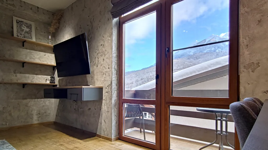 Современный красивый апартамент со спальней. Панорама на горы. Центр.