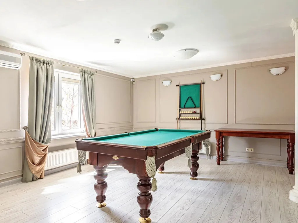 Дом с бассейнами и банкетным залом на Дмитровском шоссе