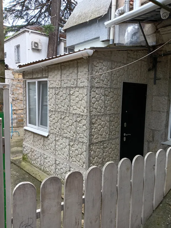 Уютная маленькая отдельная квартира-студия в центре Ялты — аренда посуточно в Ялта