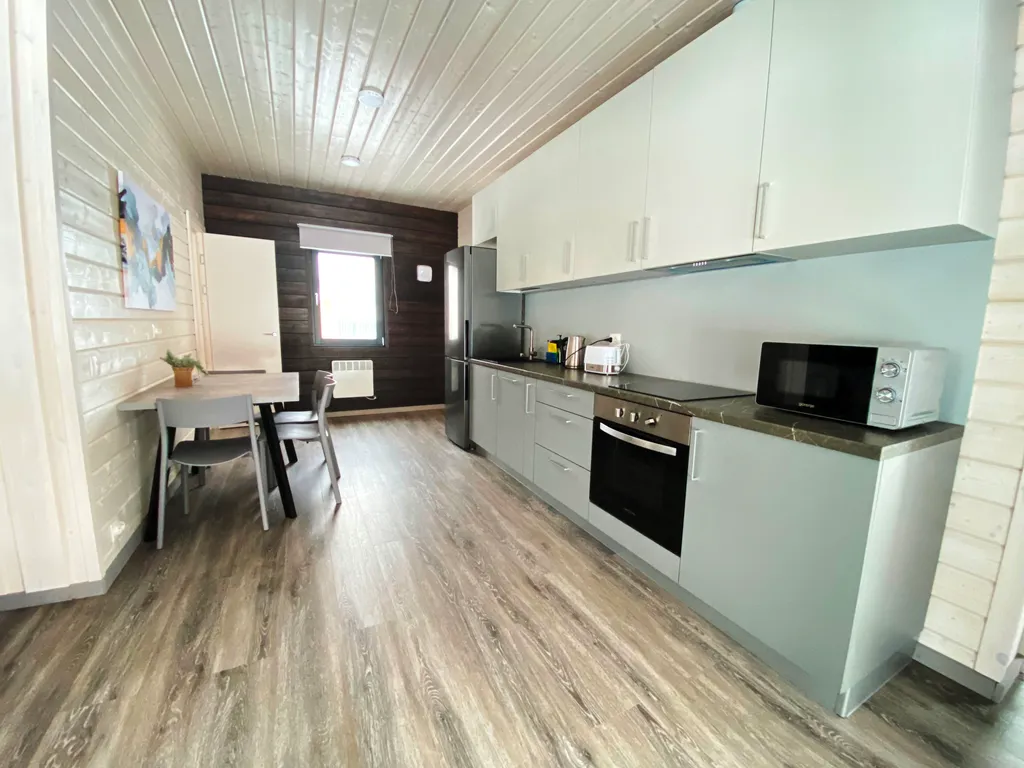 Новый комфортабельный дом для отдыха на берегу лесного озера