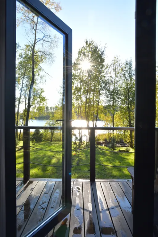 Дом на семью или компанию в лесу у большой воды