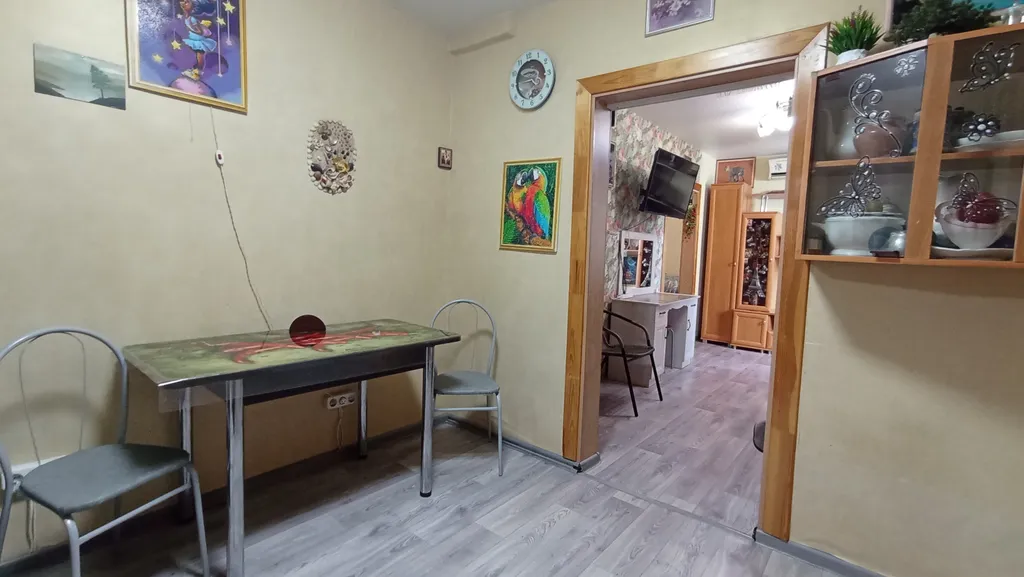 Дом вдоль аллеи