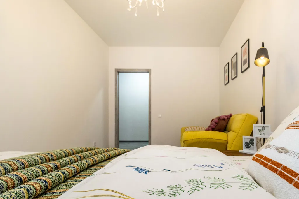 Квартира с жёлтым диваном