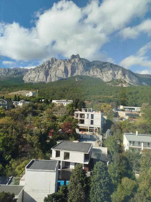 Огромная квартира с бассейном и видом на море