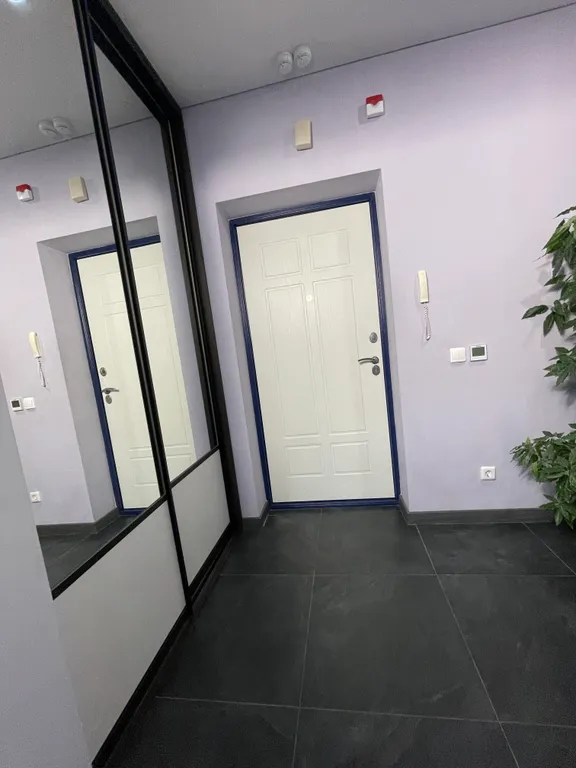 Просторная уютная студия с панорамным остеклением в тихий двор