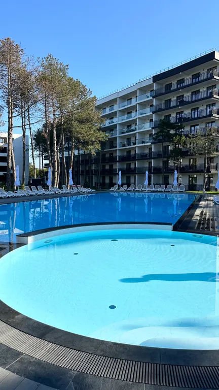 Апартаменты с бассейном на берегу моря