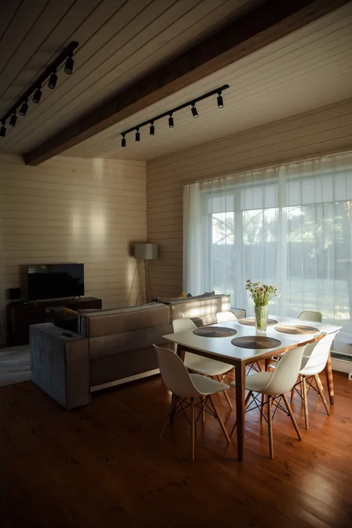 Дом с сауной и горячим чаном на участке с соснами