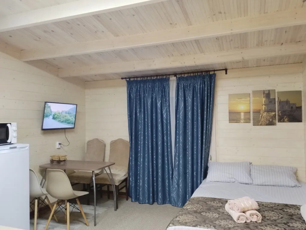 Уютный деревянный дом-бунгало