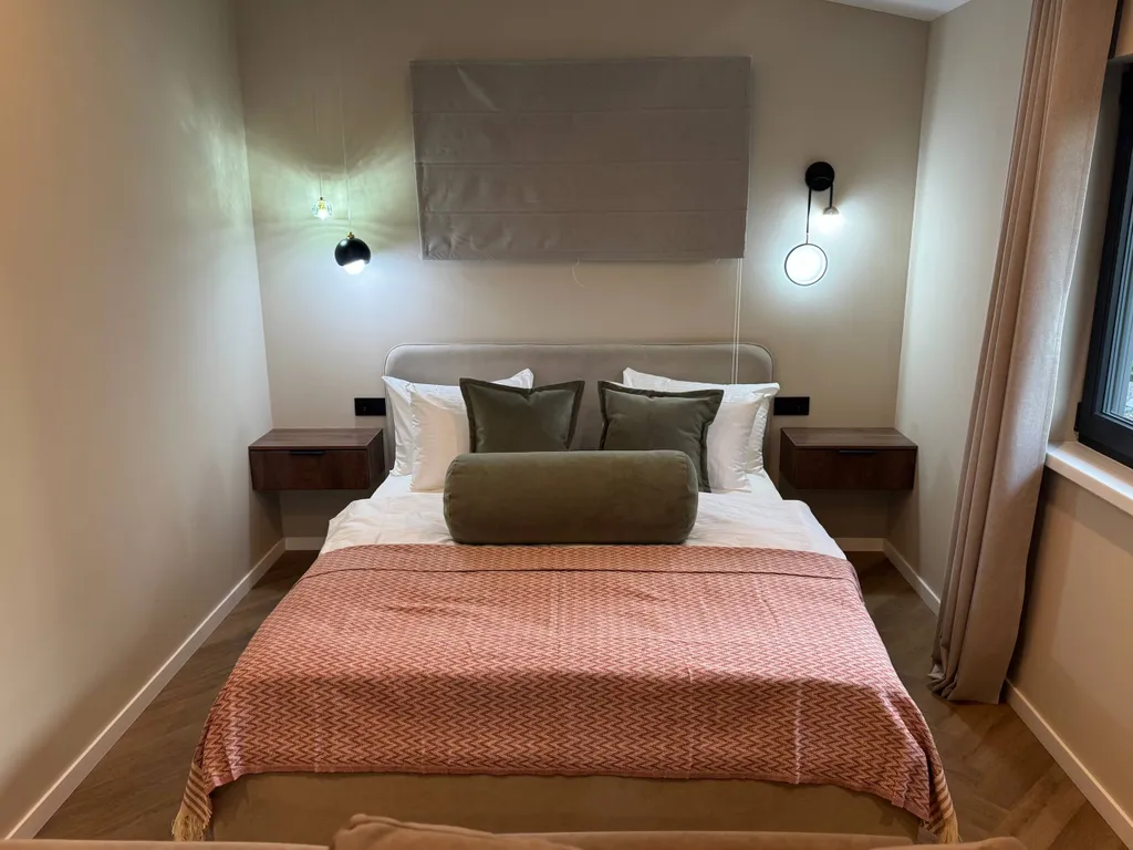 Дом проживание на вершине горы с видом на озеро, горы и лес