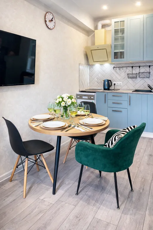 Угловая студия с цветами на берегу моря