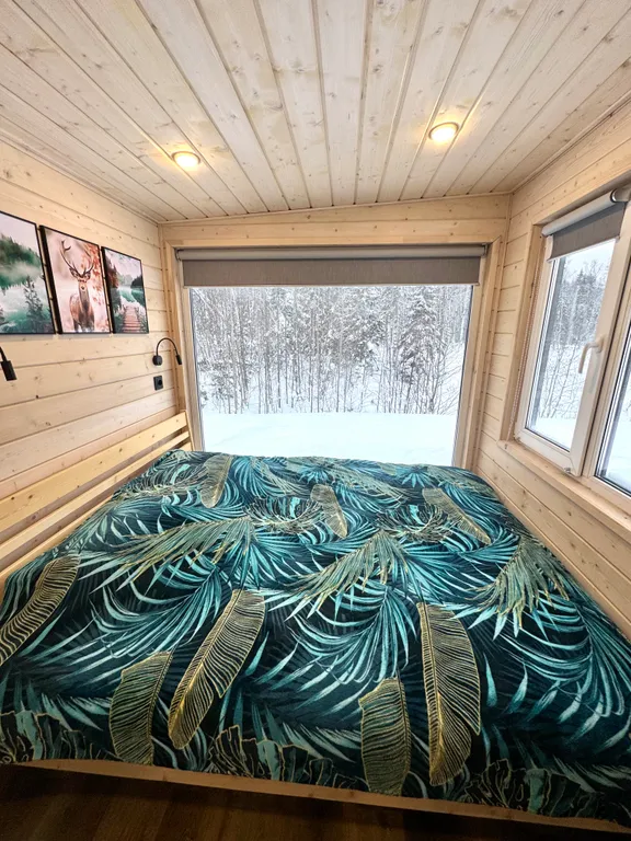 Уютнейший домик в лесу в черте города с панорамным окном, видом на лес