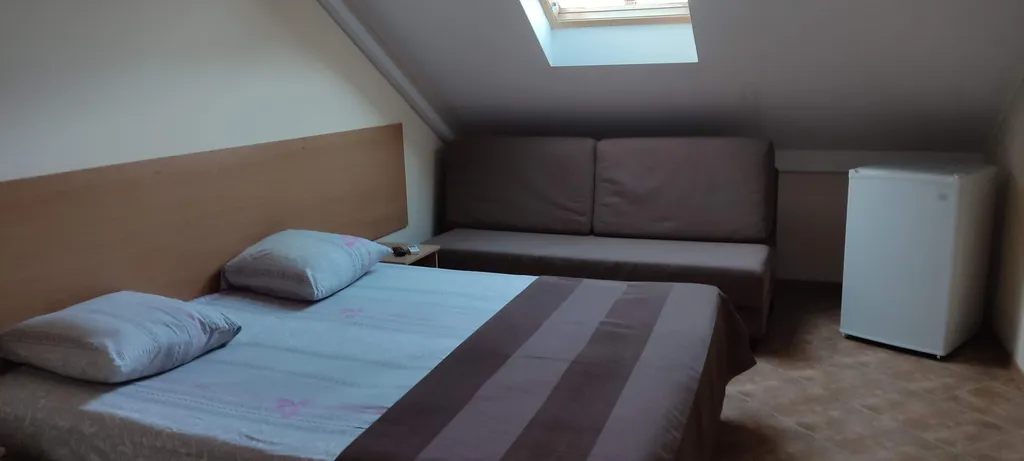 Квартира Трехместный номер с удобствами в мансарде — аренда посуточно в Лазаревское