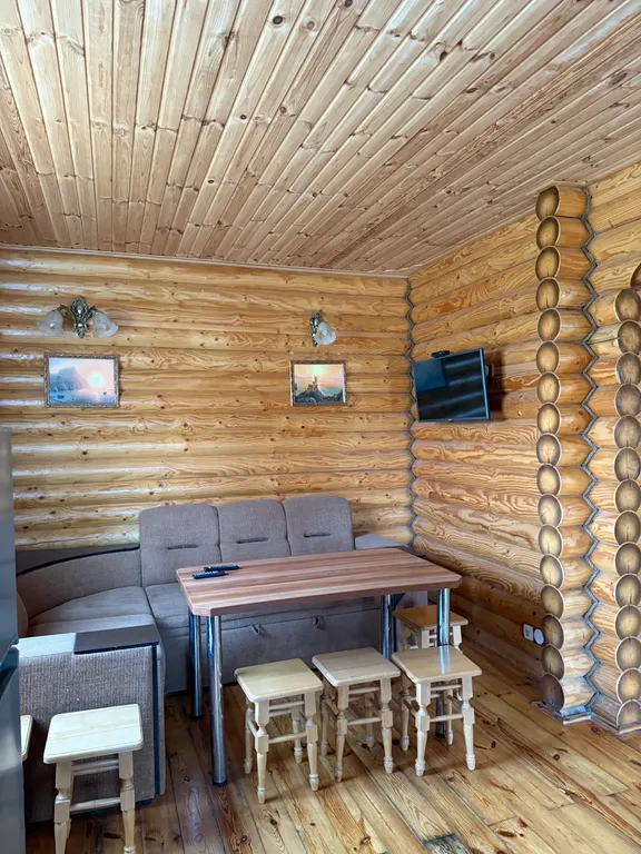 Деревянный домик возле моря