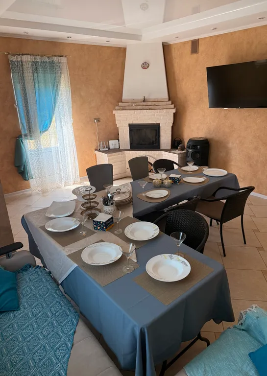 Уютный новый 3 этажный 10-комнатный гостeвoй дом с баней и прудом