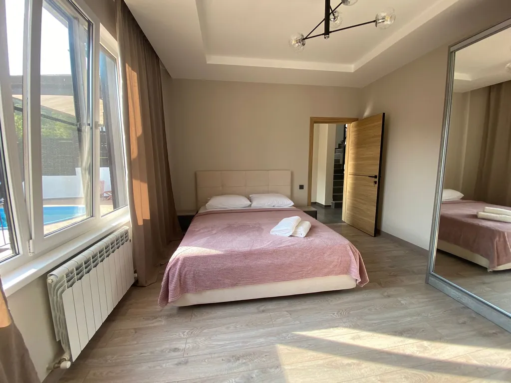 Дом с бассейном и домашним кинотеатром