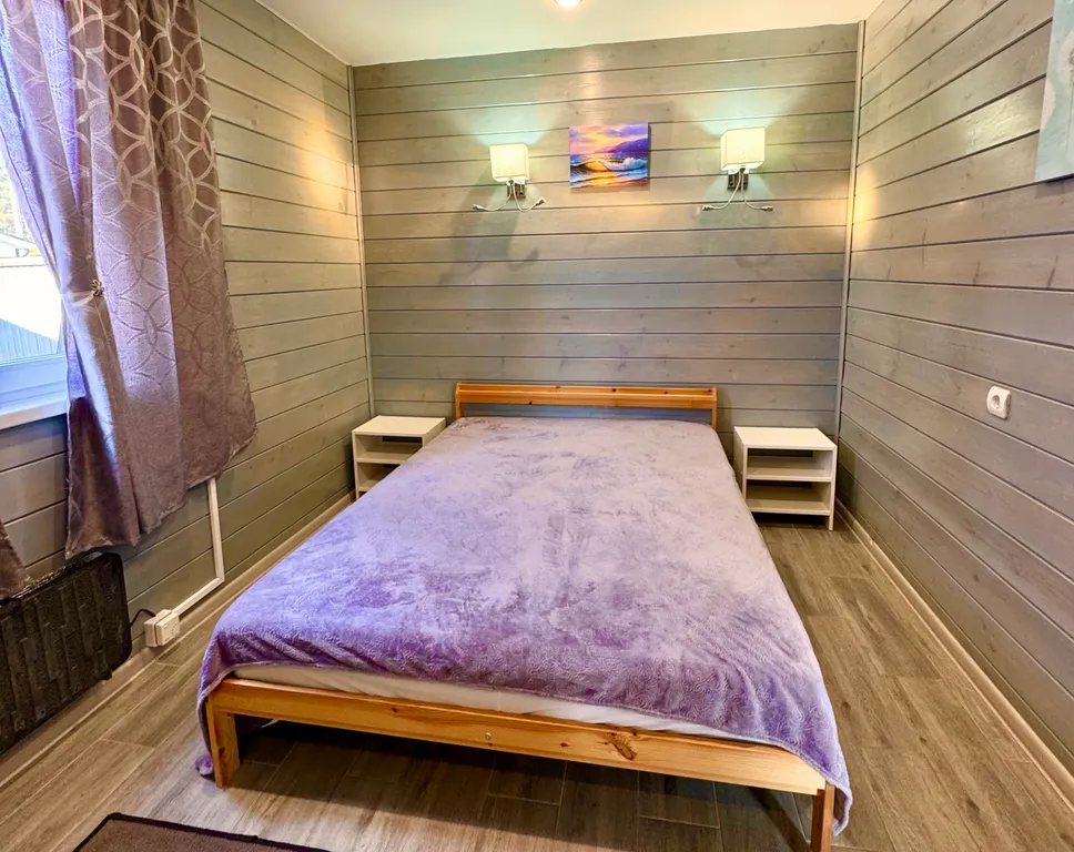 Новый домик на берегу бухты залива