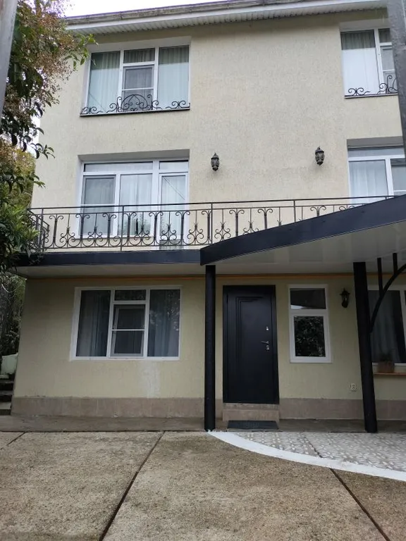 Уютный дом для большой семьи или компании в окружение сада