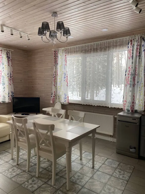 Домик в лесу на берегу озера