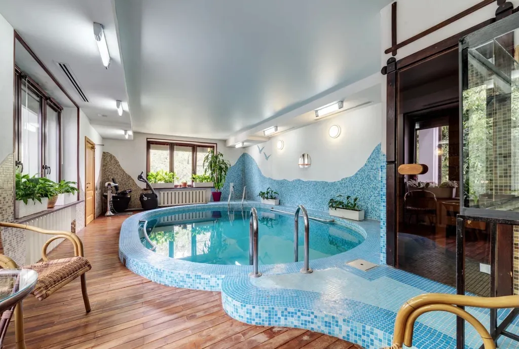 Загородный дом с бассейном и бильярдной