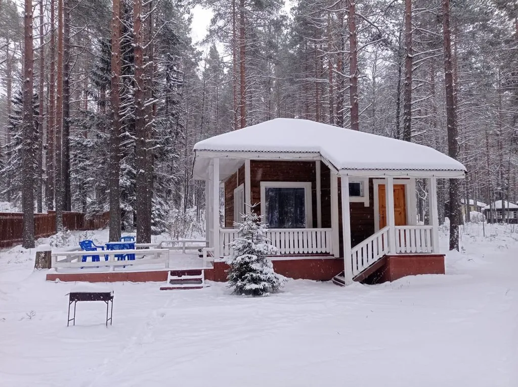 Гостевой дом с панорамными окнами и открытой террасой