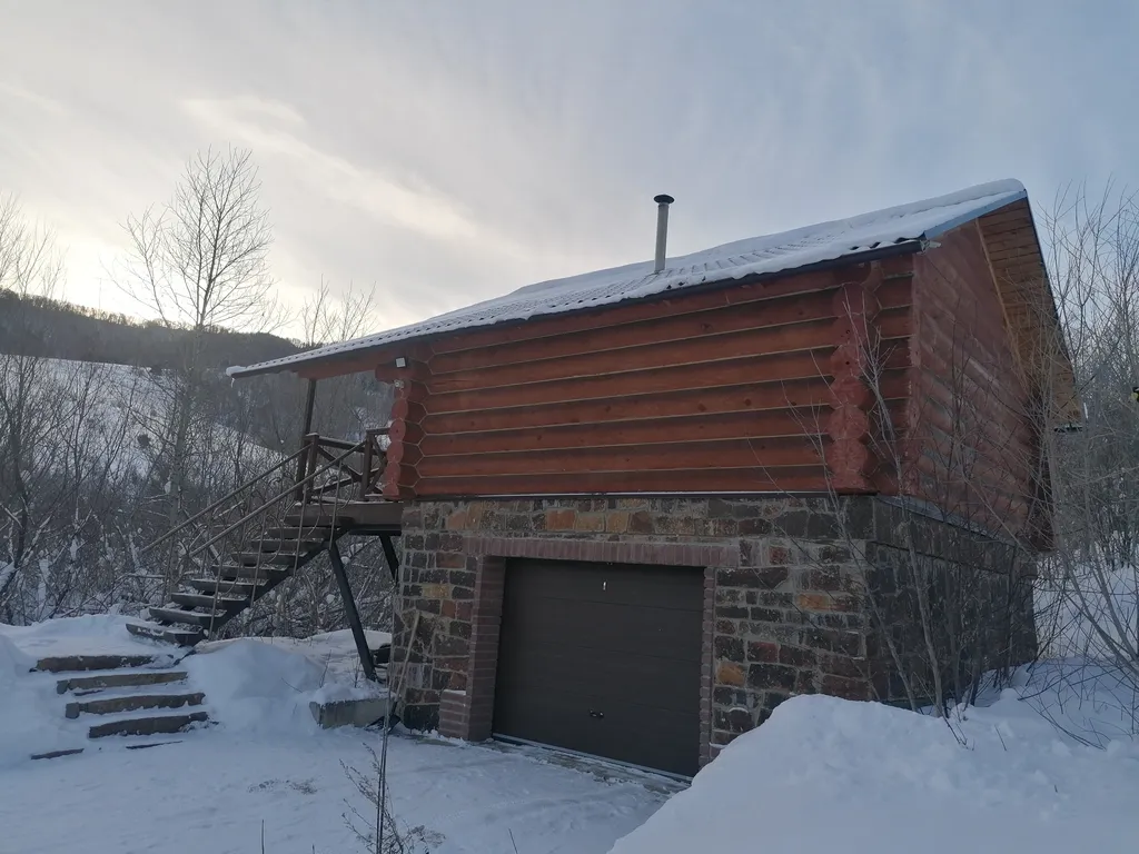 Уютный дом с гаражом у горной речки с видом на горы