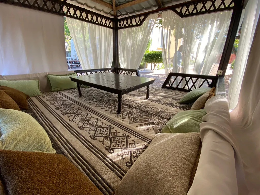 Вилла в сосновом бору с бассейном и видом на море и горы