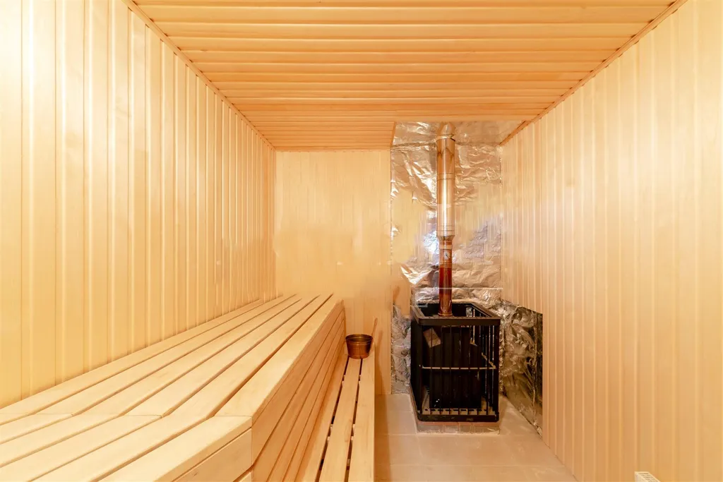 Атмосферный дом с баней, возле леса