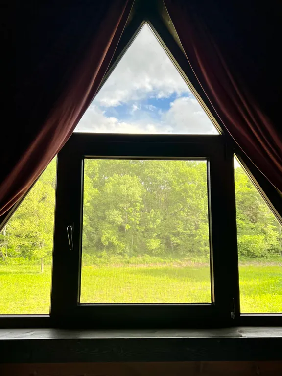 Дом с видом на лес рядом с горной рекой