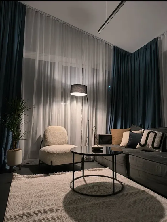 Новый дом в окружении елок с панорамными окнами и баней