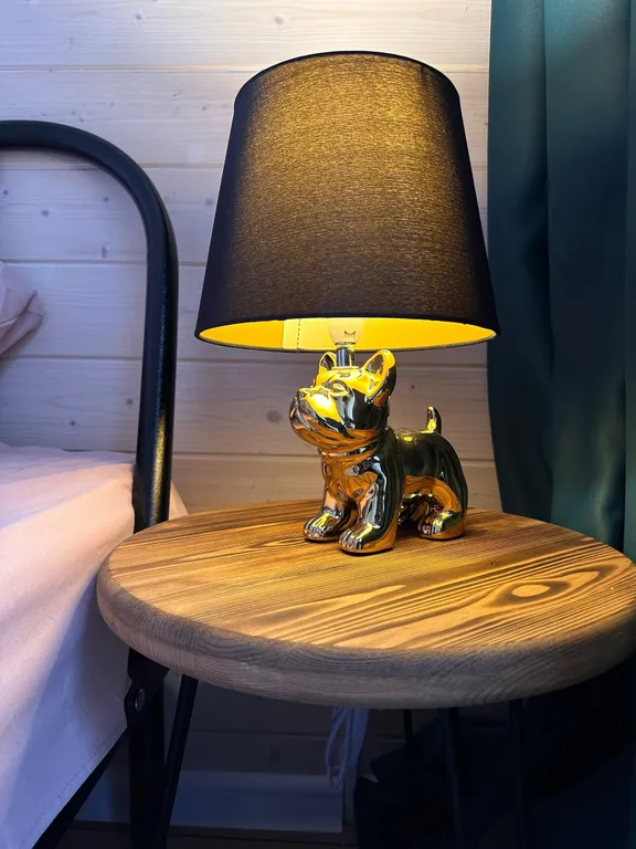 Стильный Красный дом у реки