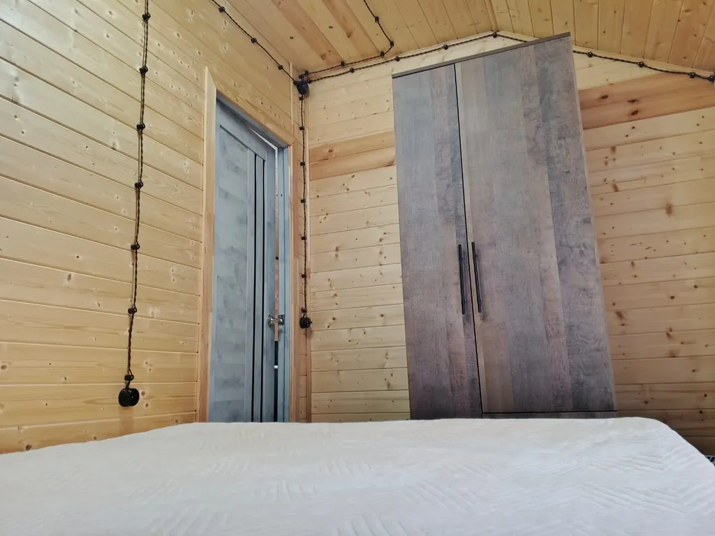 Барнхаус с видом из панорамных окон на красивый пейзаж Домбайских гор