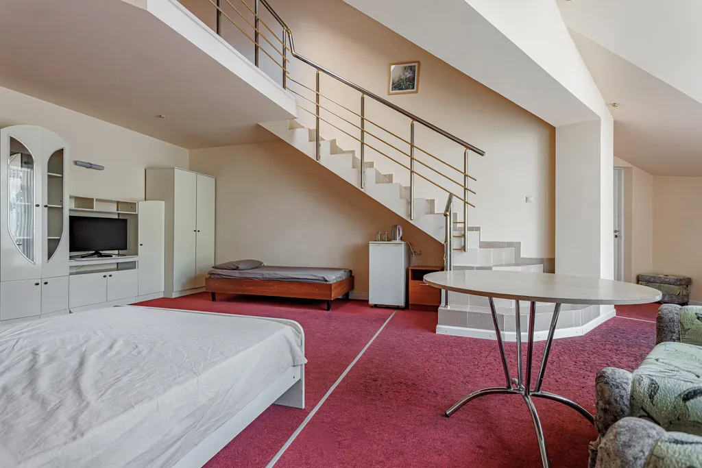 Большой двухэтажный номер с балконом и джакузи