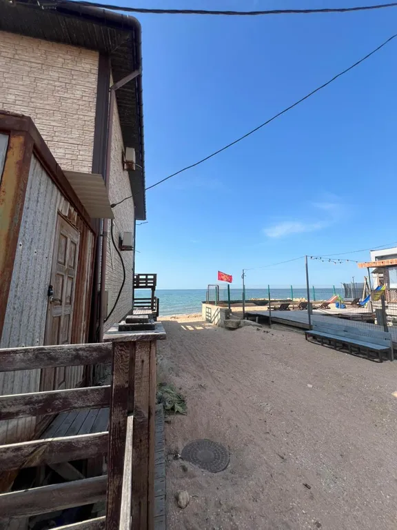 Коттедж Отдельный дом с удобствами на берегу моря, на трёх сотках — аренда посуточно в Голубицкая