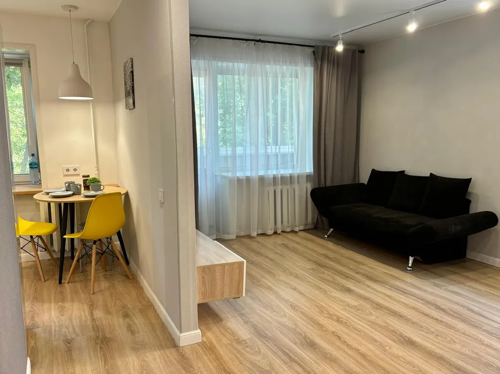 Светлая-уютная квартира в центре города с видом на сквер — аренда посуточно в Ижевск